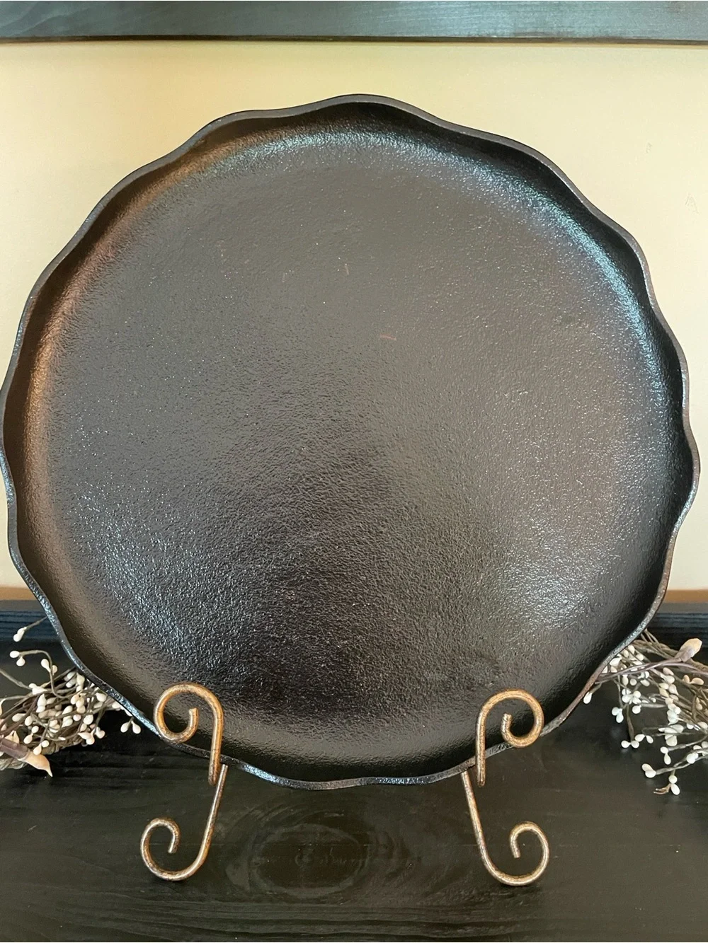Kate & Laurel Alessia Decorative Tray-Sand Cast Aluminum Material-Food Safe-16”